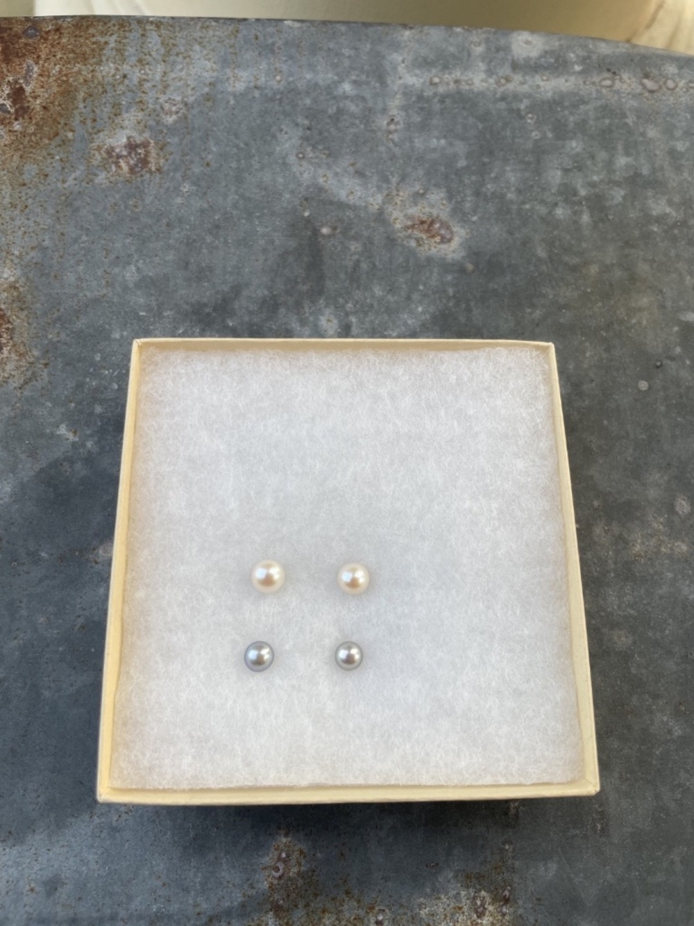 White and Gray Pearl Stud Earrings Lot of Two Pairs - Picture 4 of 4